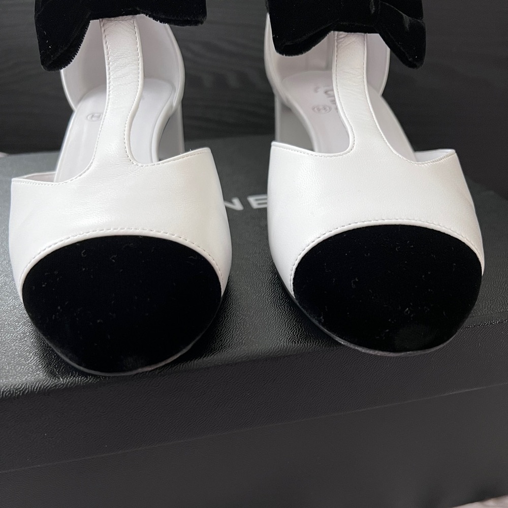 Auth Chanel White/ Black Leather Velvet Bow Pumps -Size.37.5  (PreLoved) - Picture 5 of 15